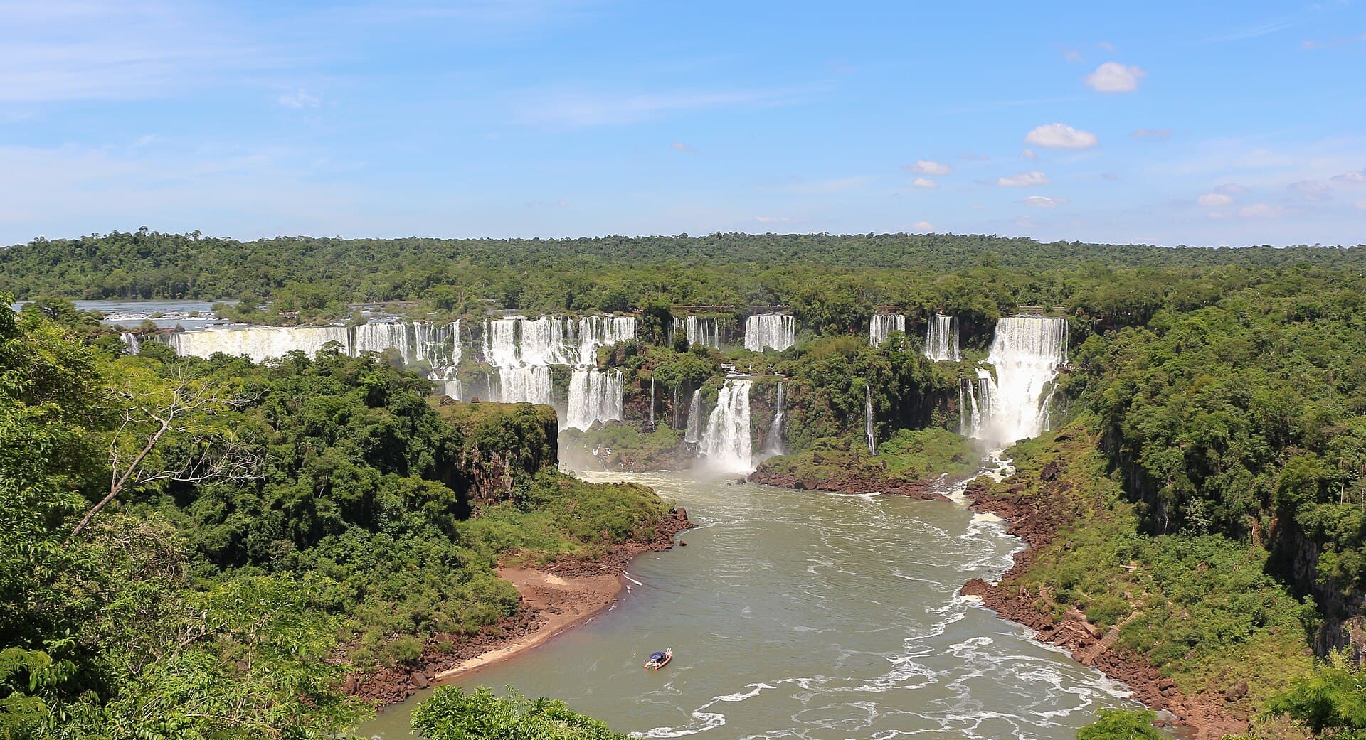 Quedas das Cataratas do Iguaçu cercadas de mata