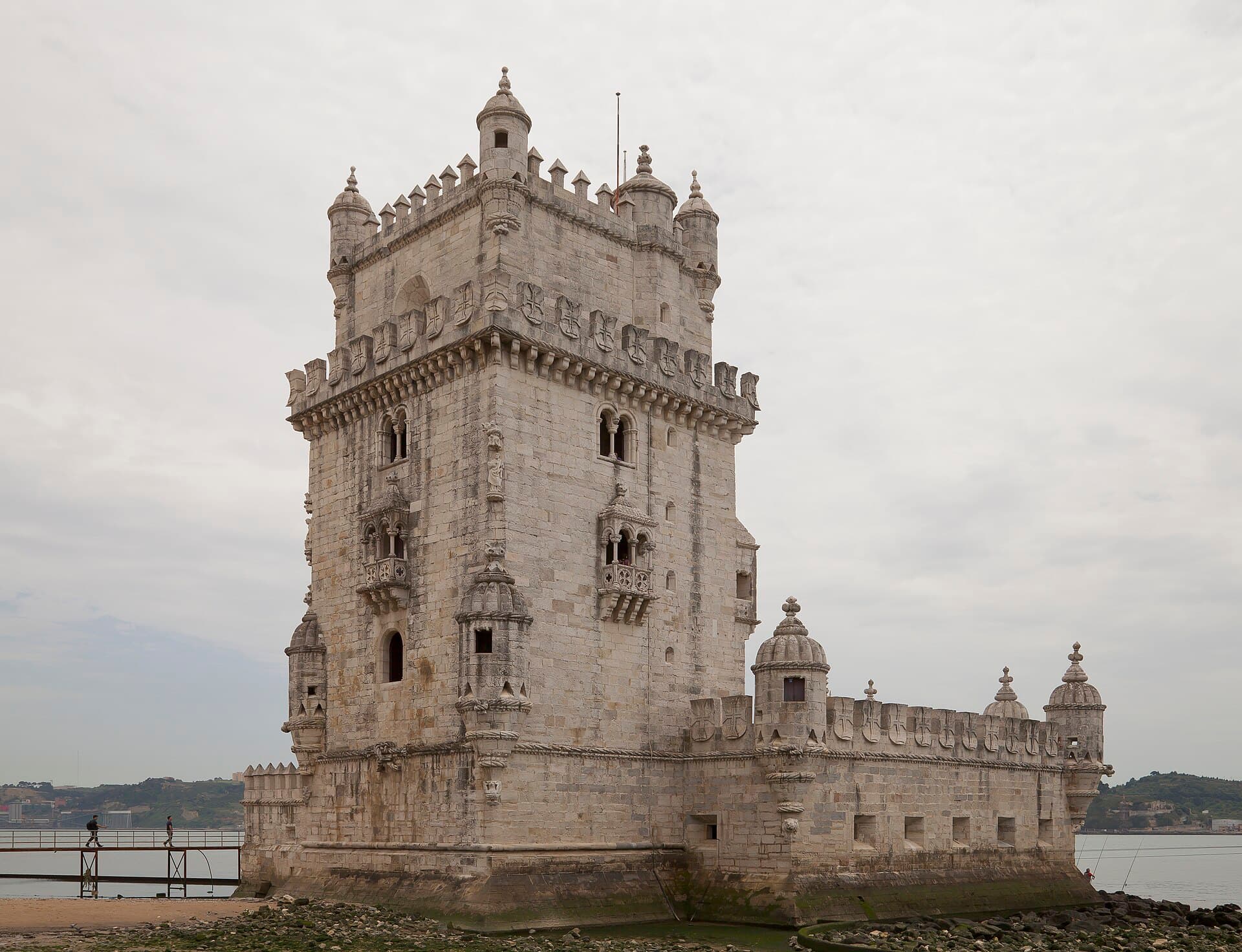 Torre de Belém à beira do rio Tejo, em Lisboa