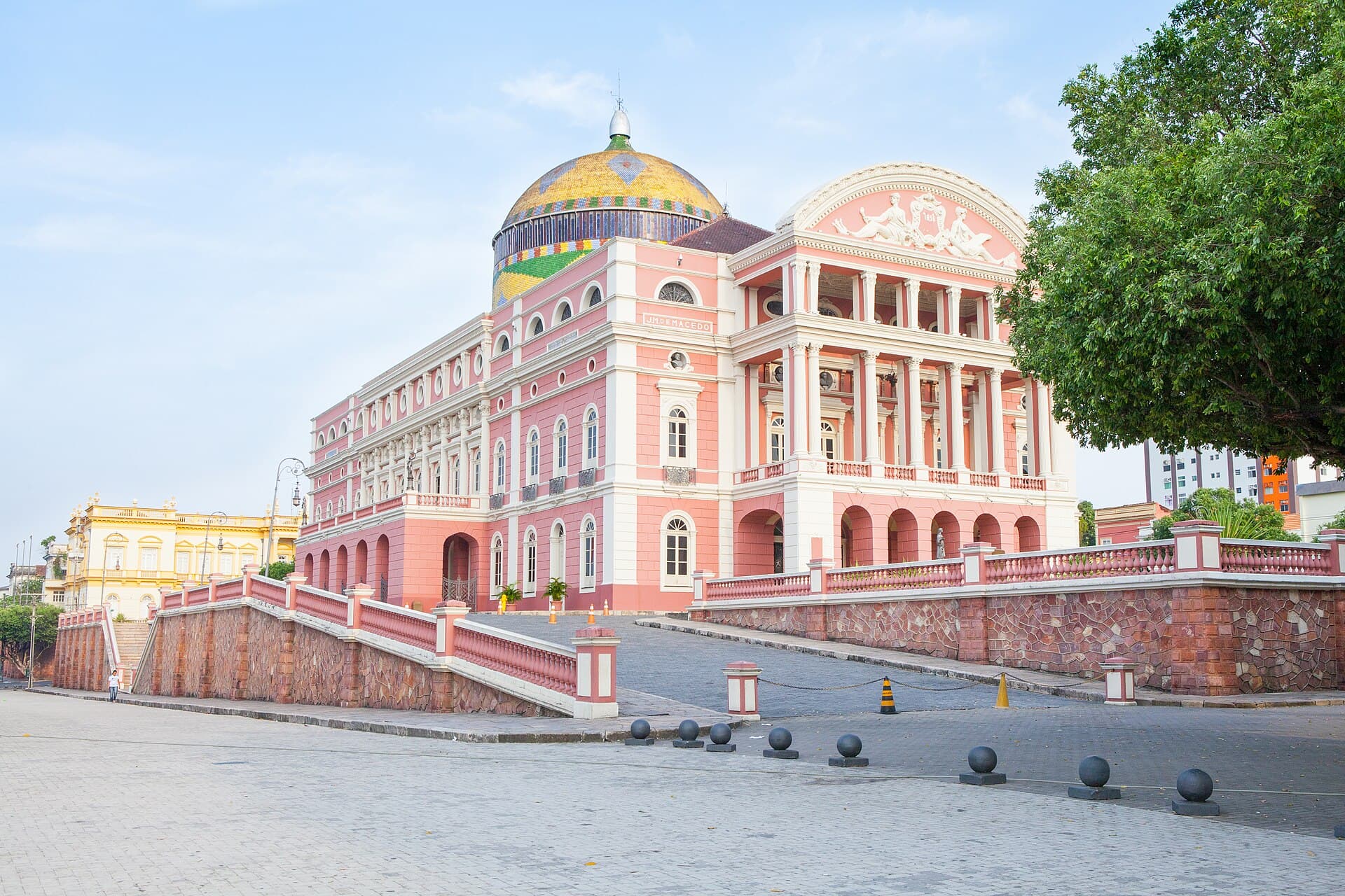 Fachada rosa e cúpula colorida do Teatro Amazonas, em Manaus