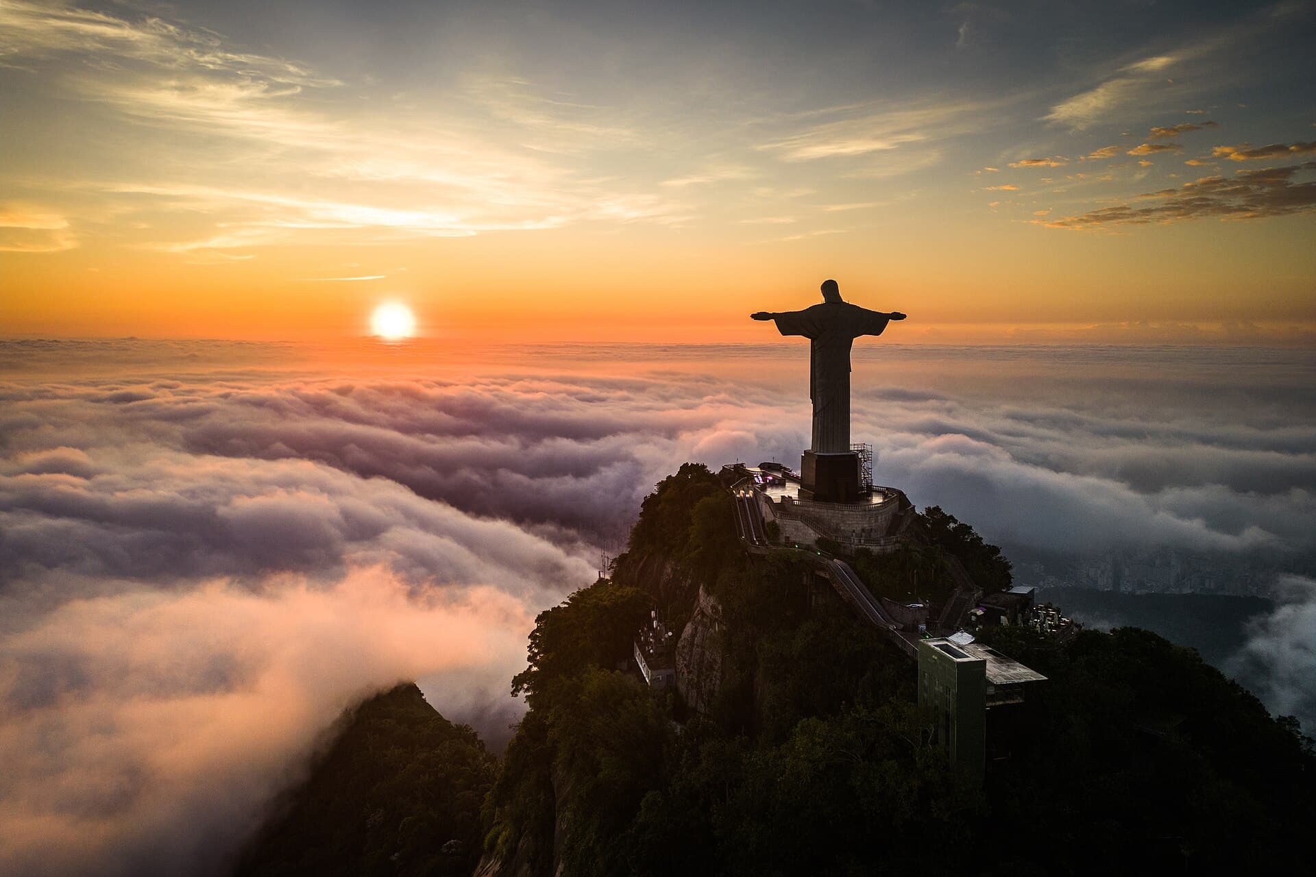 Cristo Redentor no alto do Corcovado acima das nuvens
